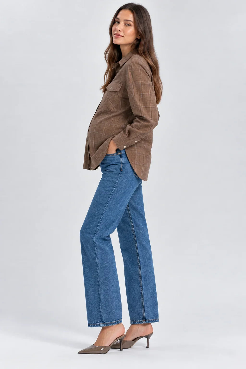 Completo premaman marrone a quadri, camicia e pantaloni eleganti, moda gravidanza donna.