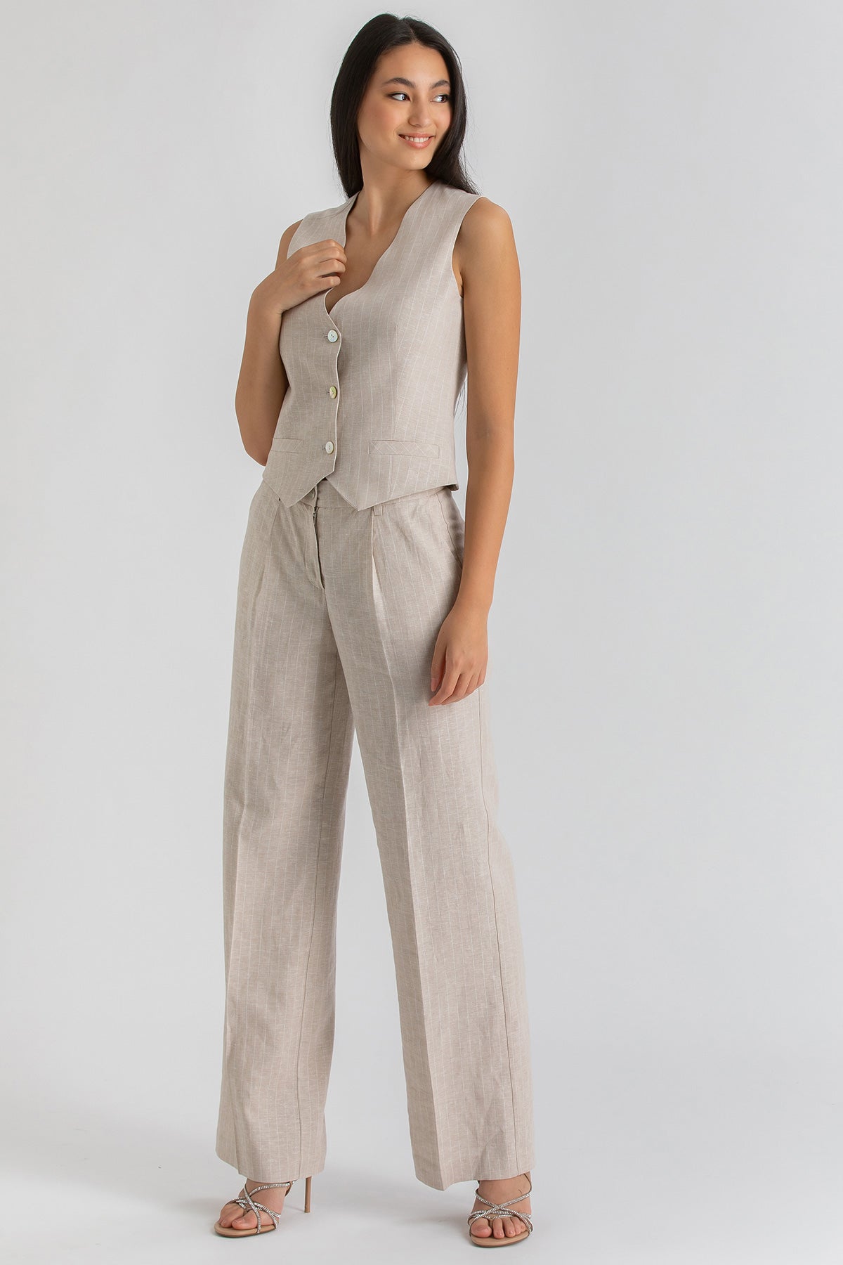 Completo premaman donna in lino beige, pantaloni ampi e gilet elegante, moda premaman