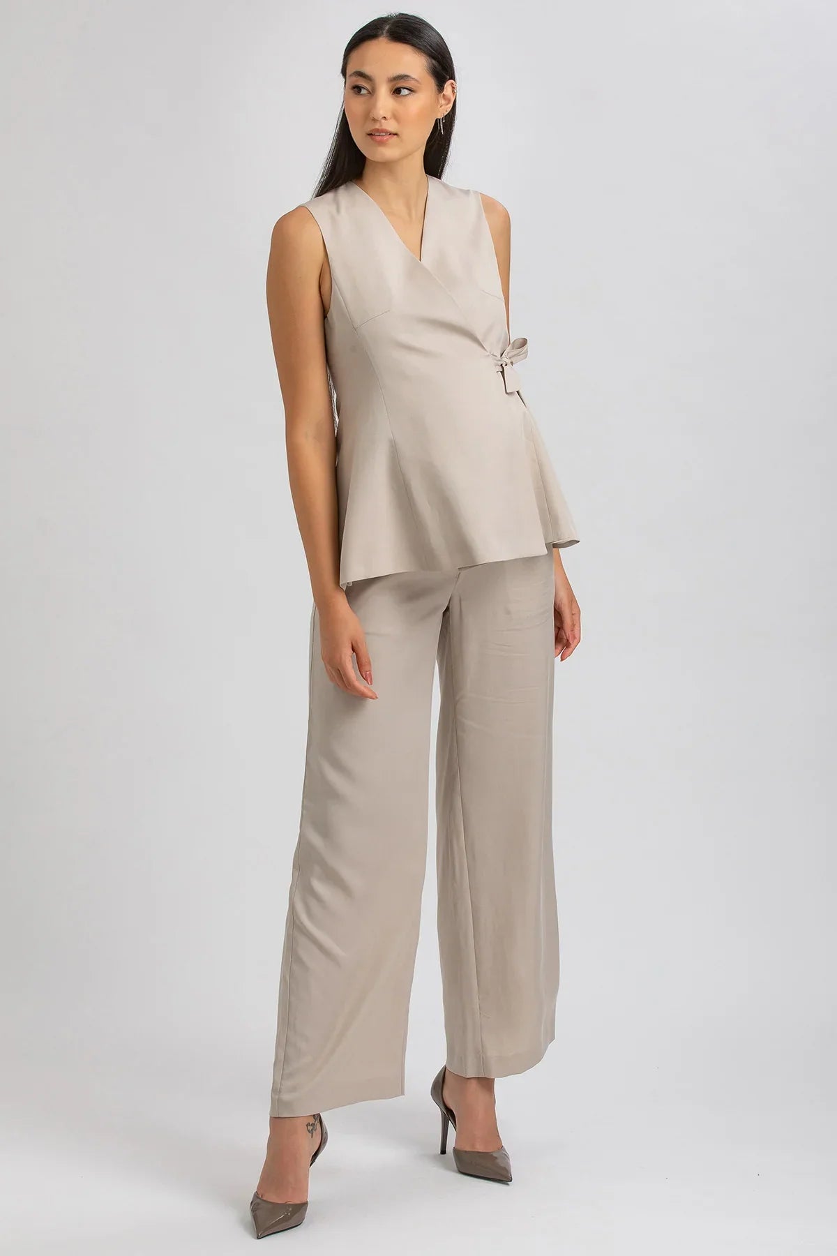 Completo premaman elegante beige con top senza maniche e pantaloni larghi per gravidanza
