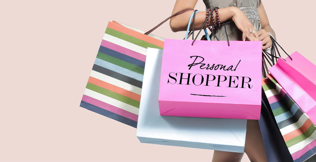 Donna con borse della spesa per abbigliamento premaman e accessori allattamento.