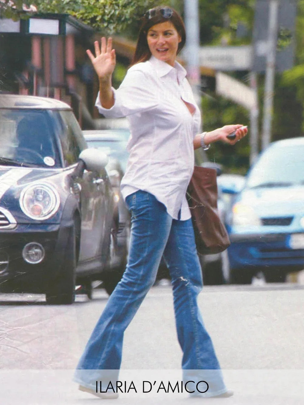 Ilaria D'Amico con camicia bianca e jeans premaman blu.