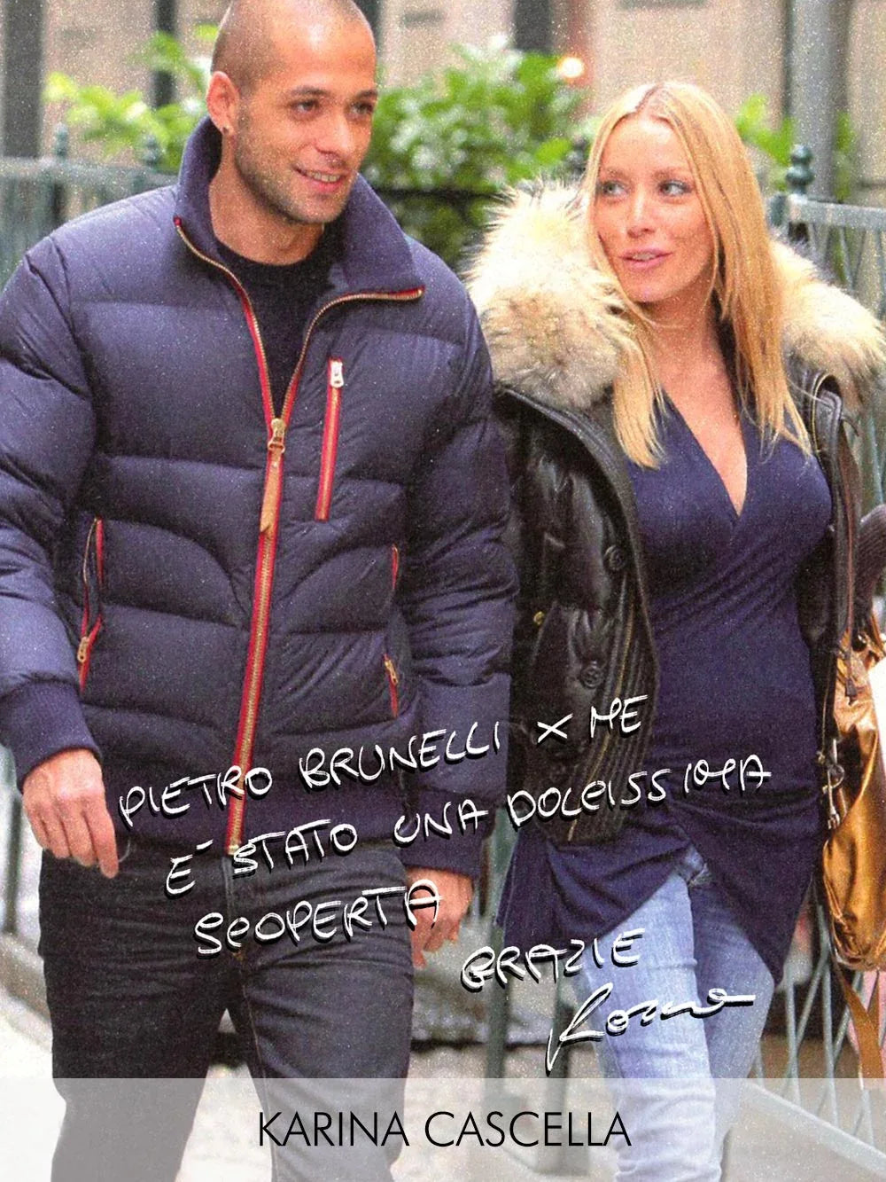 Uomo in piumino blu e donna in abito premaman blu e jeans premaman.