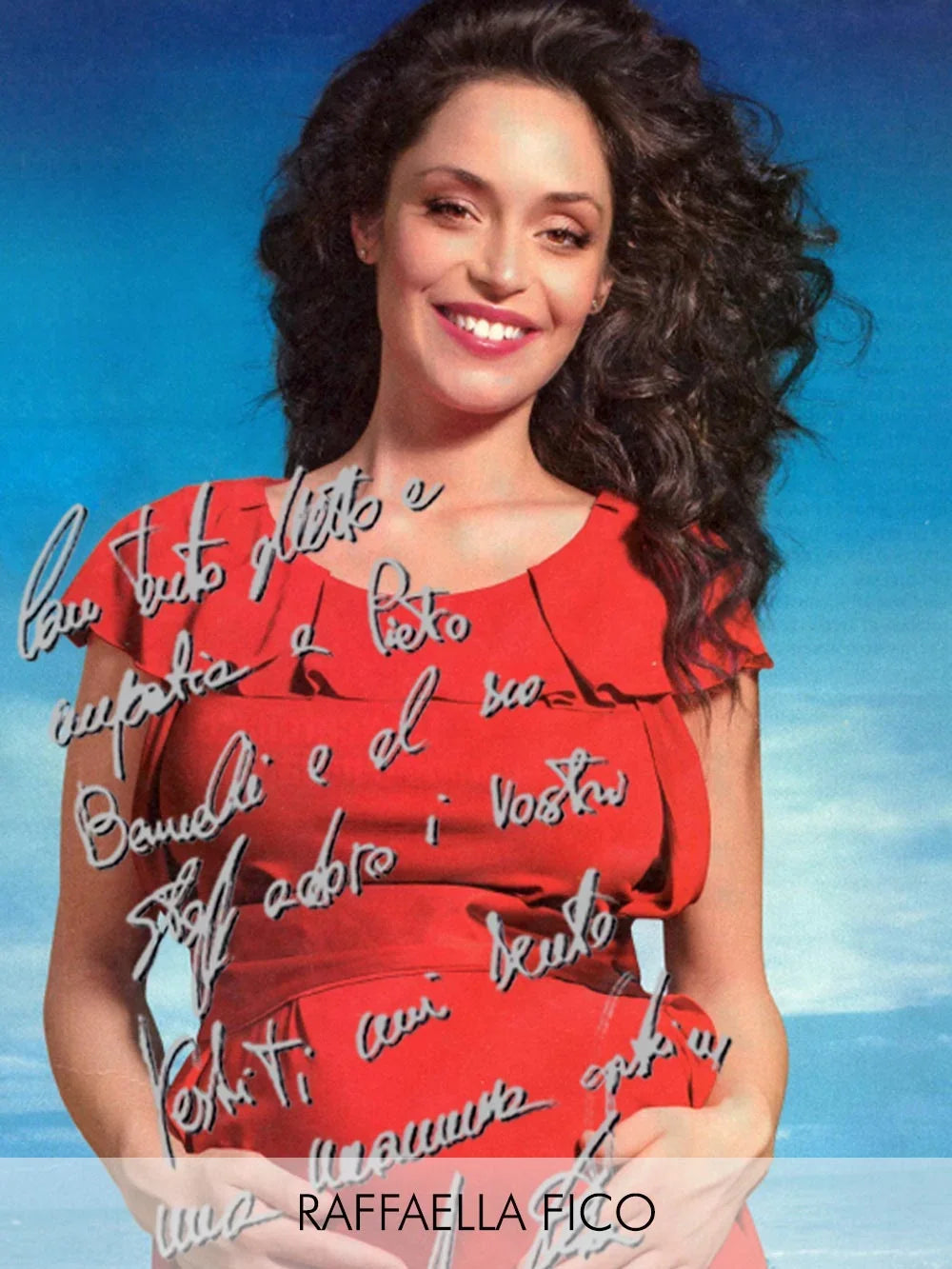 Raffaella Fico indossa un elegante abito premaman rosso.