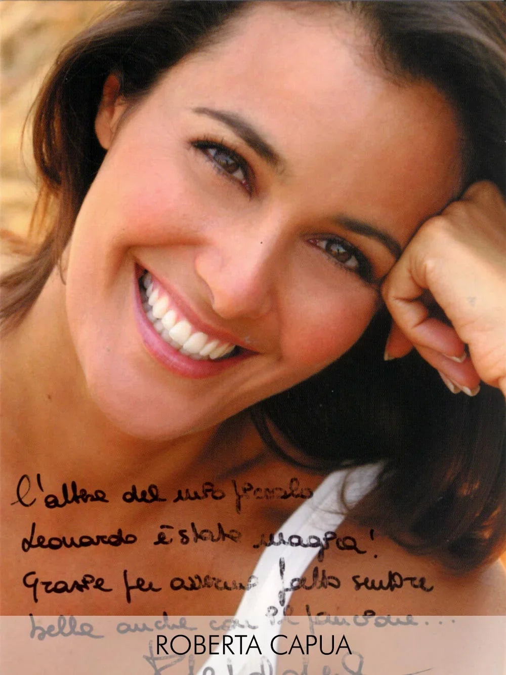 Ritratto di Roberta Capua che indossa un capo d'abbigliamento premaman bianco.