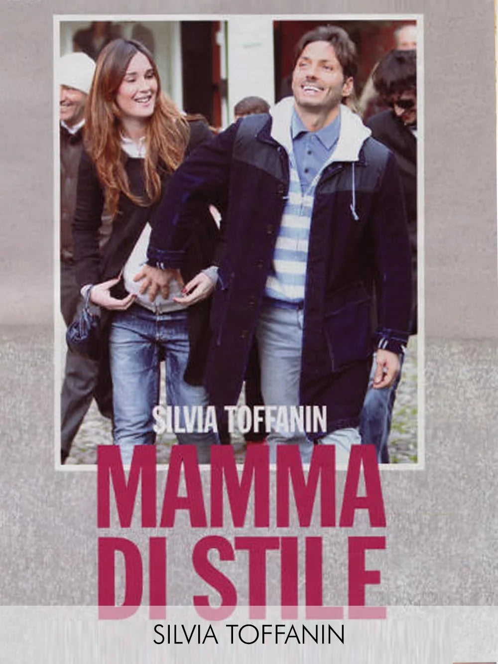 Donna con jeans premaman e uomo in abbigliamento casual per copertina libro Mamma di Stile.