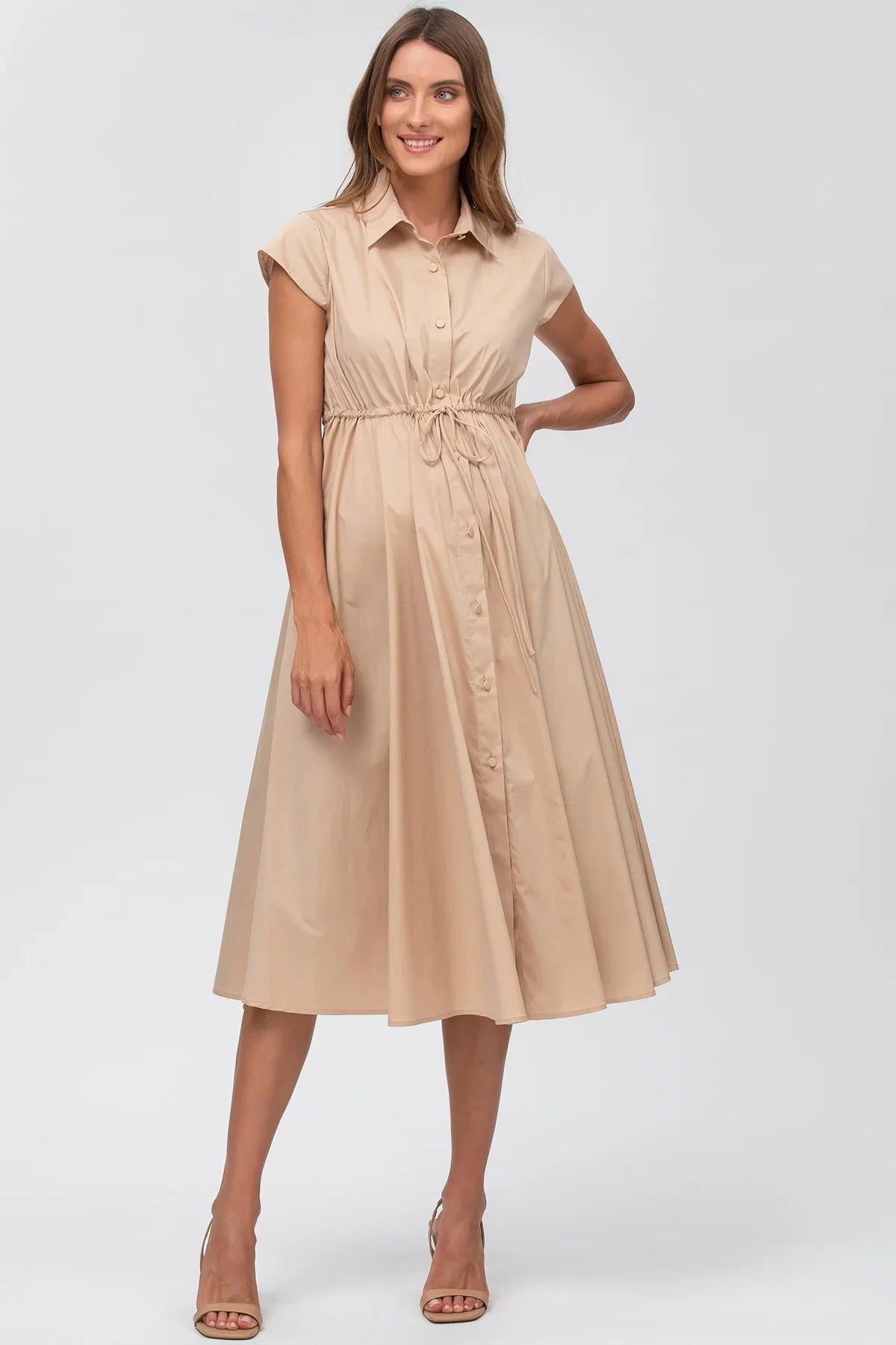 Abito premaman in cotone beige di Pietro Brunelli Maternity con cintura in vita e bottoni.