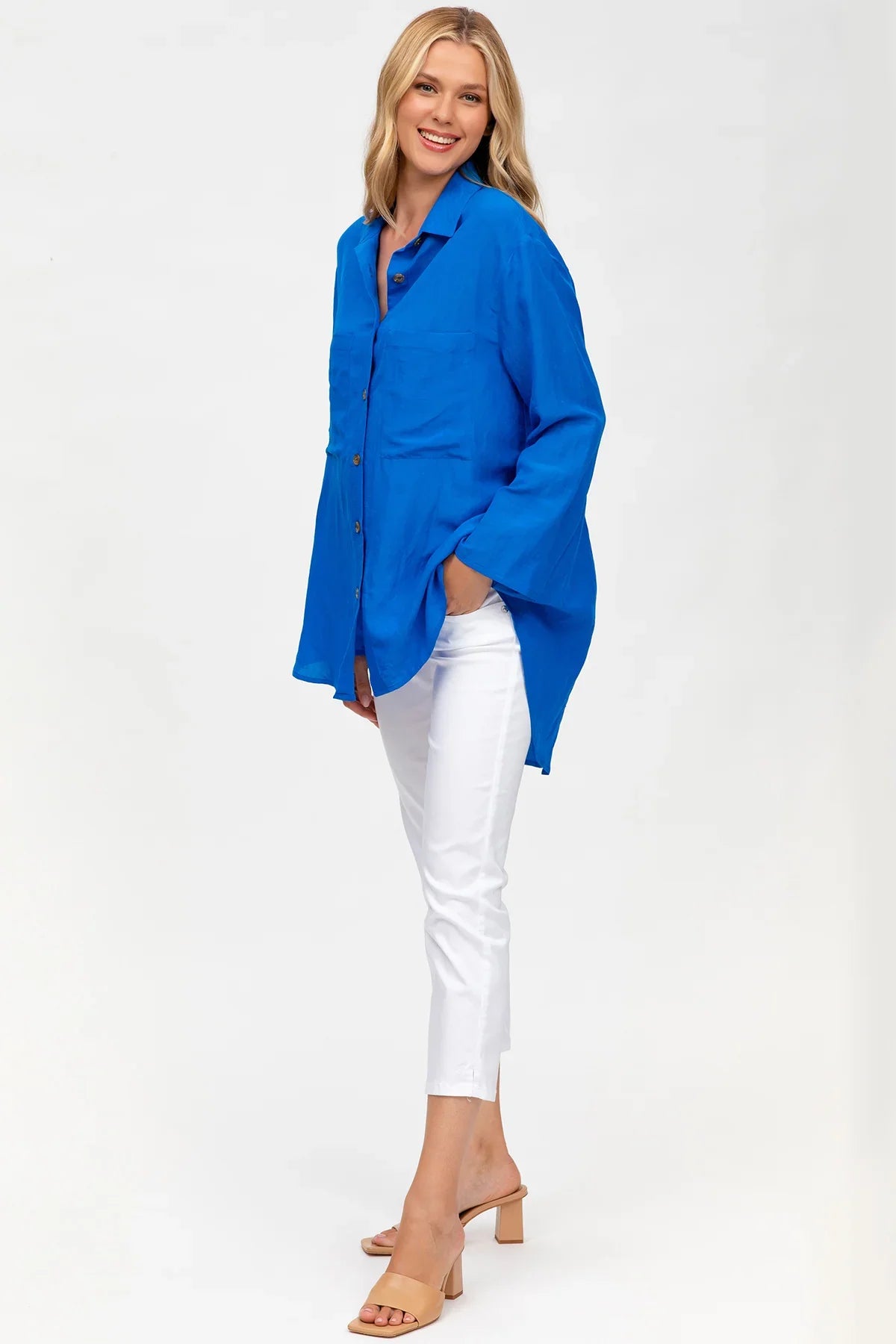 Donna con camicia blu e pantaloni premaman bianchi Pietro Brunelli Maternity