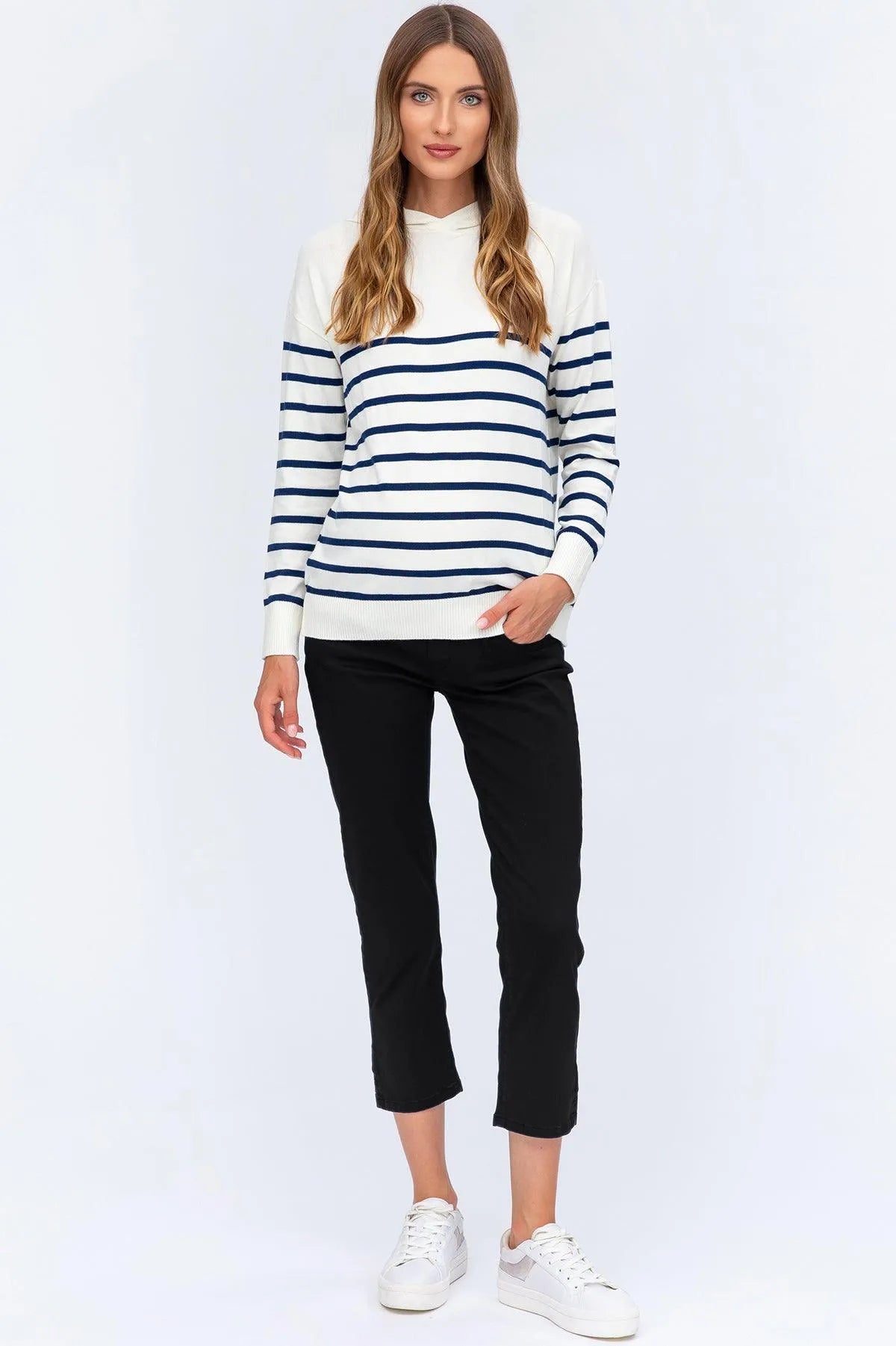 Maglione premaman a righe bianche e blu, pantaloni neri, outfit casual donna.