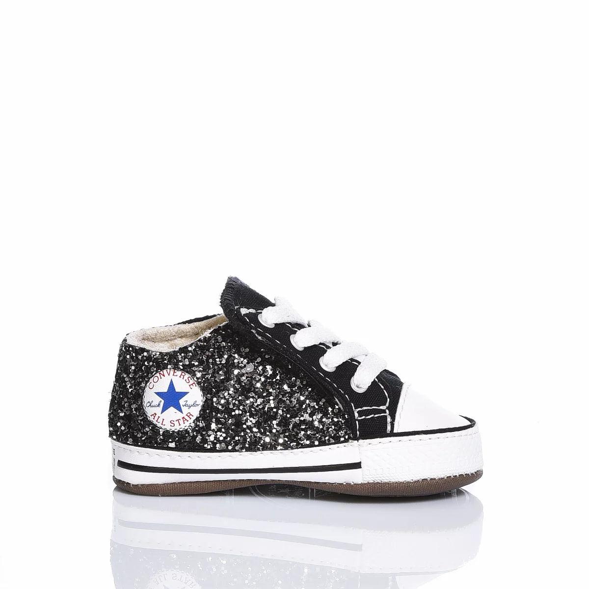 Scarpa bambino nera con glitter, ideale per look premaman moda neonati, sfondo bianco