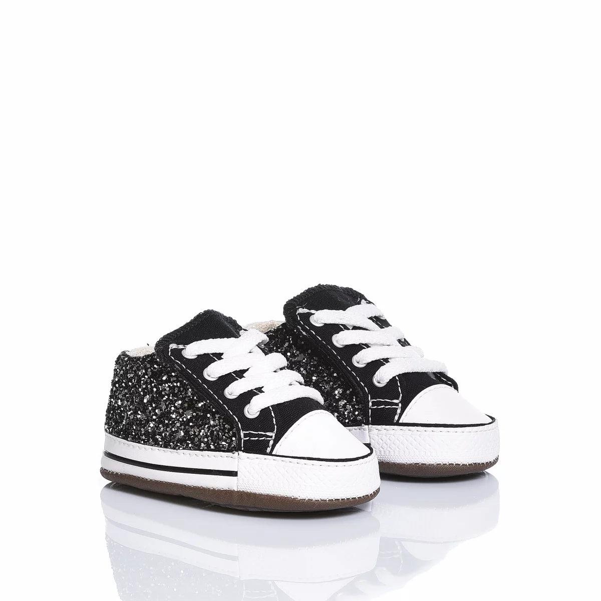 Scarpe neonato nere glitterate con lacci bianchi, accessorio premaman elegante