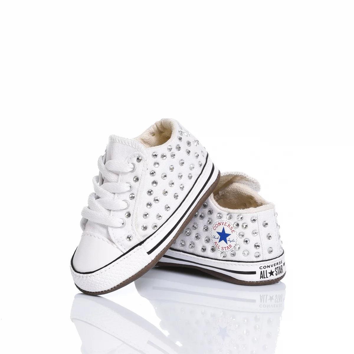 Scarpe neonato bianche con borchie, ideali per outfit abbigliamento premaman moda bambino.