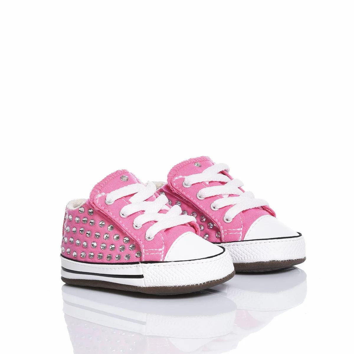 Scarpe neonato rosa con borchie, ideali per abbigliamento premaman e maternità