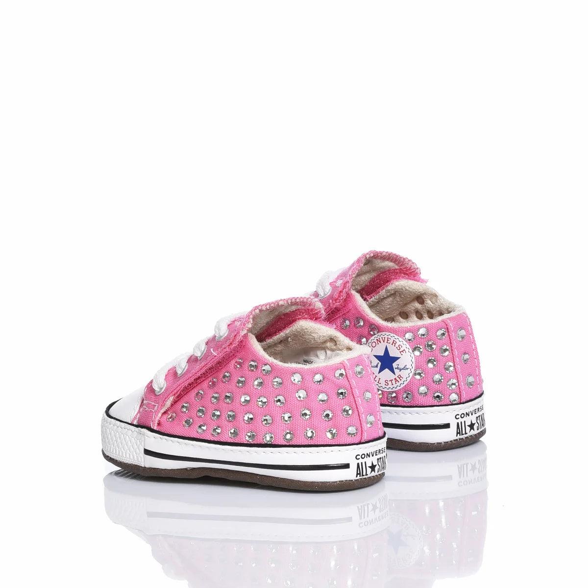 Scarpine rosa neonata con borchie, ideali per look premaman e abbigliamento premaman