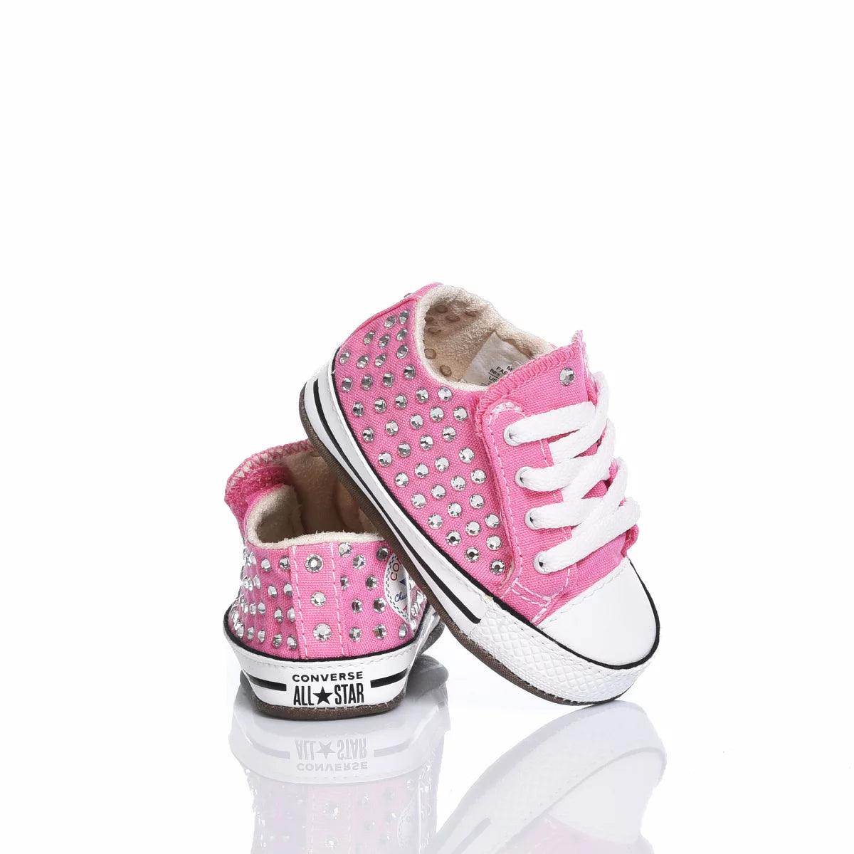 Scarpe da neonato Converse rosa con strass, perfette per outfit premaman eleganti.