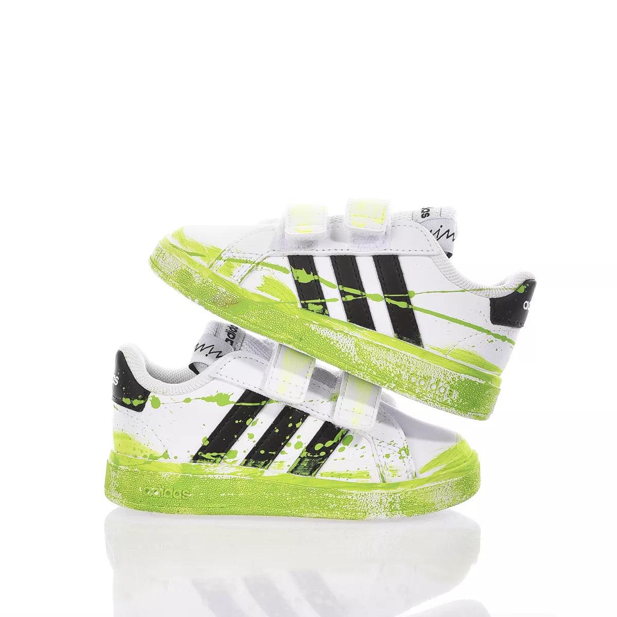 Scarpe sportive bianche e verdi con chiusura a strappo, non abbigliamento premaman.