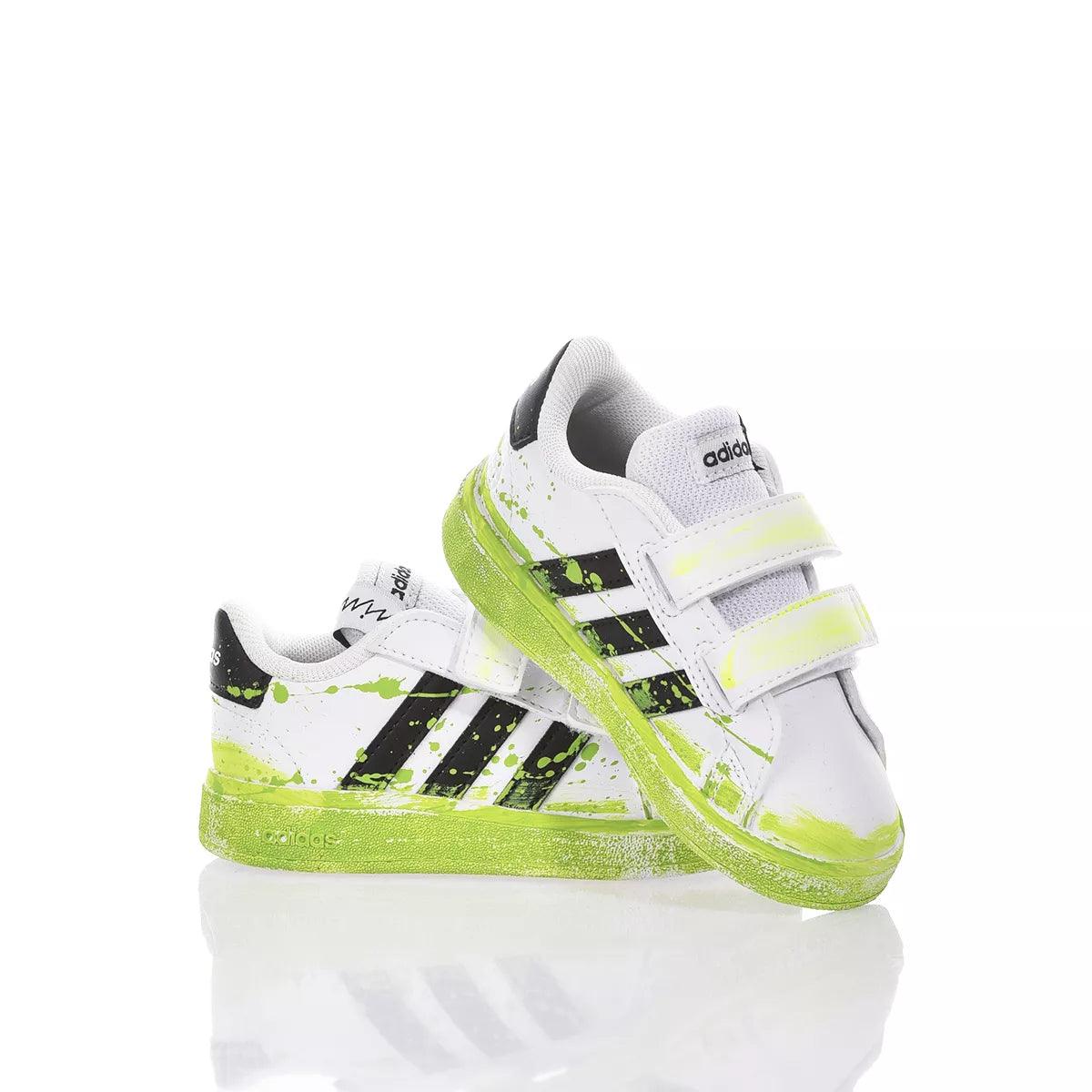 Scarpe sportive bianche con dettagli verdi fluo e chiusura a strappo, non premaman