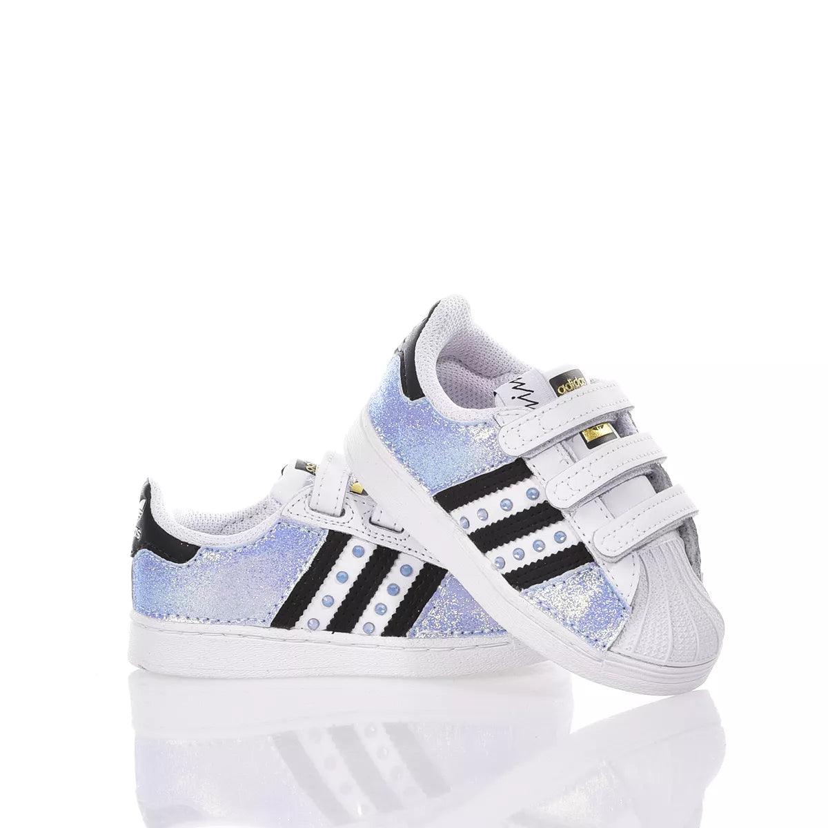 Scarpe da ginnastica bianche per bambini con glitter, adatte per outfit premaman casual