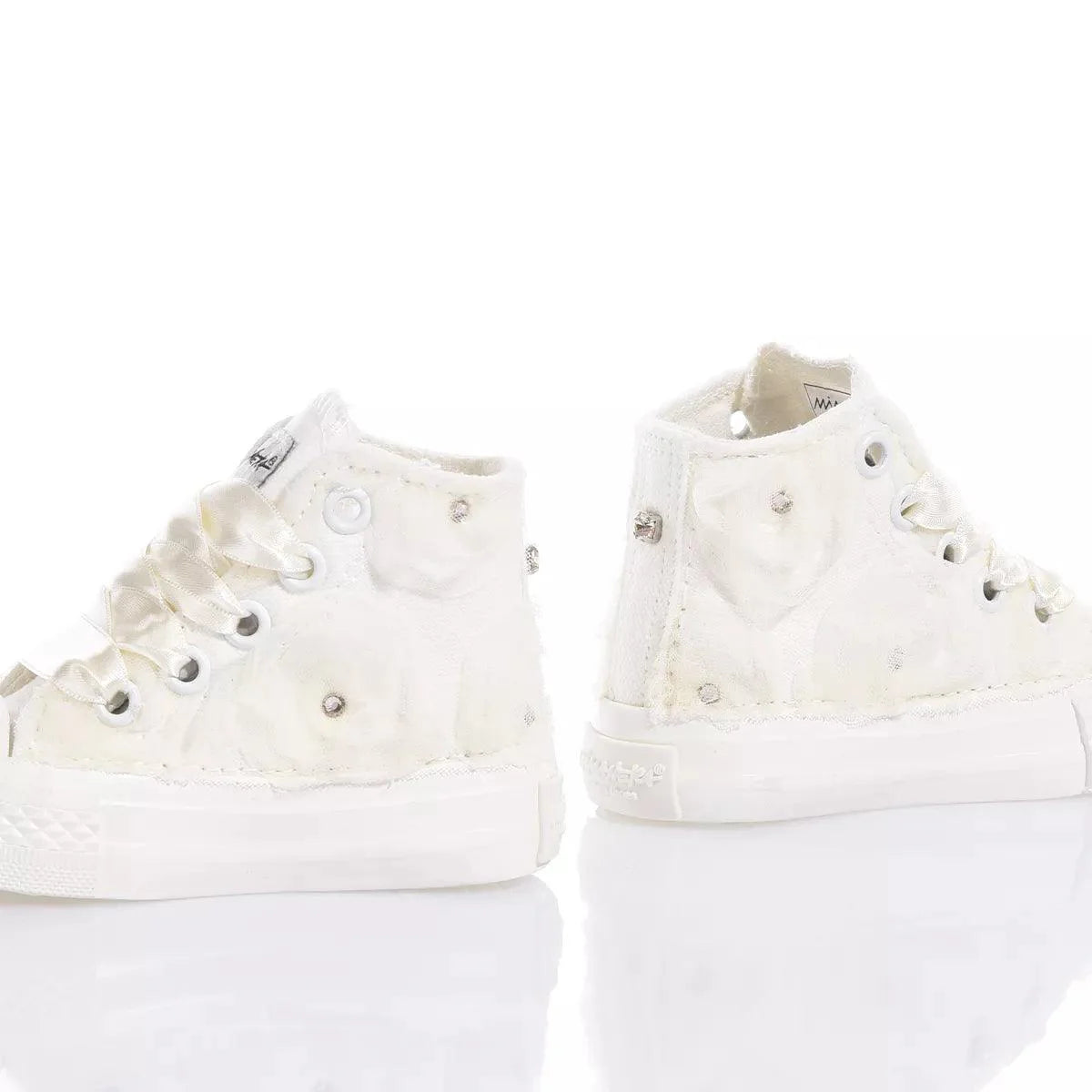 Scarpe bianche bebè in tessuto con dettagli brillanti, ideali per look premaman eleganti