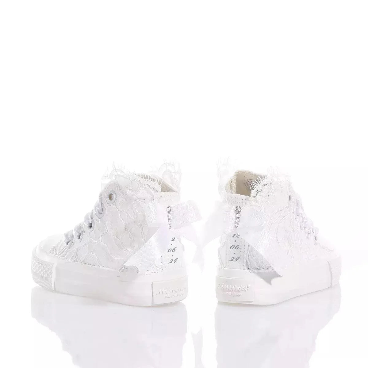 Sneakers bianche in pizzo con fiocco, eleganti per abbigliamento premaman fashion