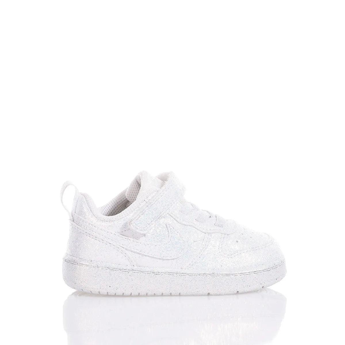 Scarpa baby bianca su sfondo bianco, ideale per abbigliamento premaman e neonati