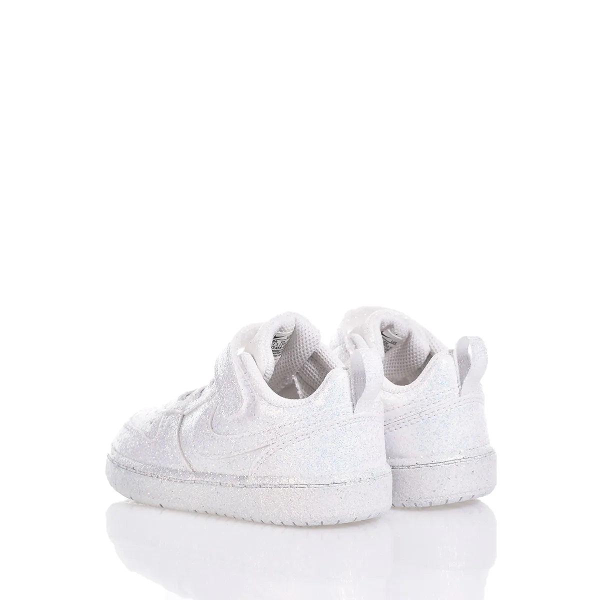 Scarpe bianche per neonati, ideali per outfit premaman e abbigliamento gravidanza