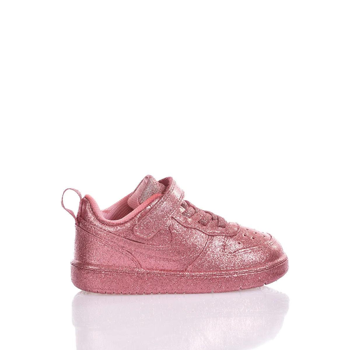 Scarpa bambina glitterata rosa con chiusura a strappo su sfondo bianco