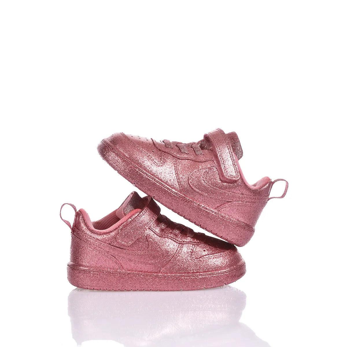 Scarpe da bambino rosa glitterate con strappo, moda neonati, fondo bianco riflettente