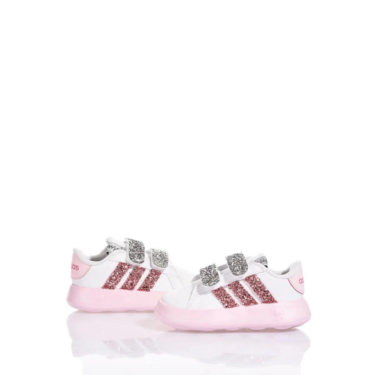 Scarpe bianche con dettagli glitter rosa e argento per bambini, adatte a outfit premaman trendy