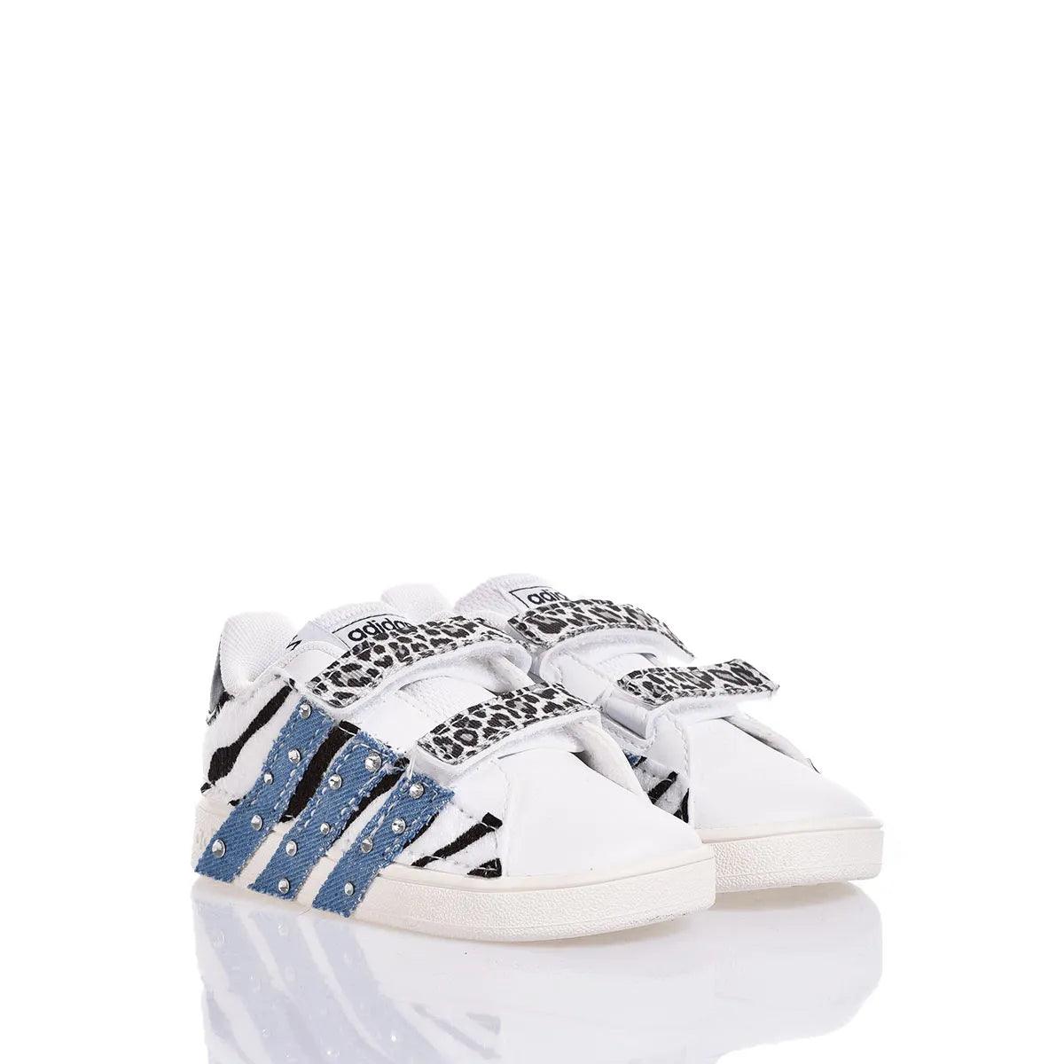 Scarpe bianche bambino con dettagli animalier, ideali per outfit abbigliamento premaman