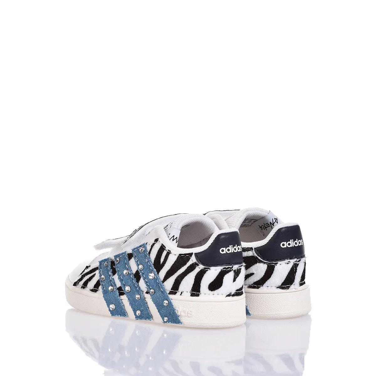 Sneakers donna zebra con strisce denim e borchie, ideali per look premaman casual e trendy