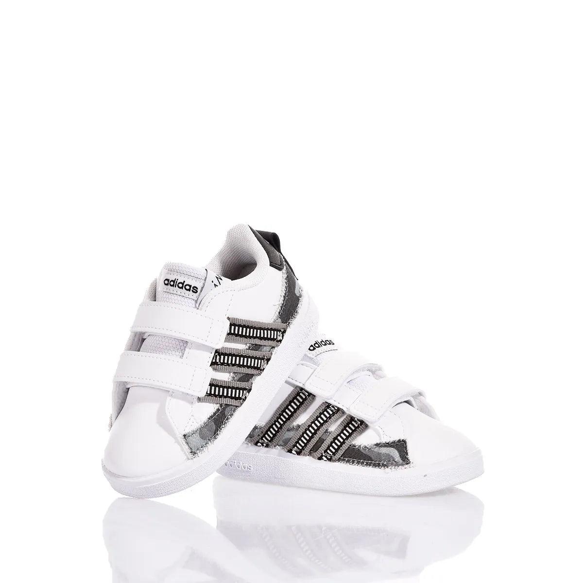 Scarpe da ginnastica bianche per bambini, chiusura con strappo, adatte per outfit premaman casual