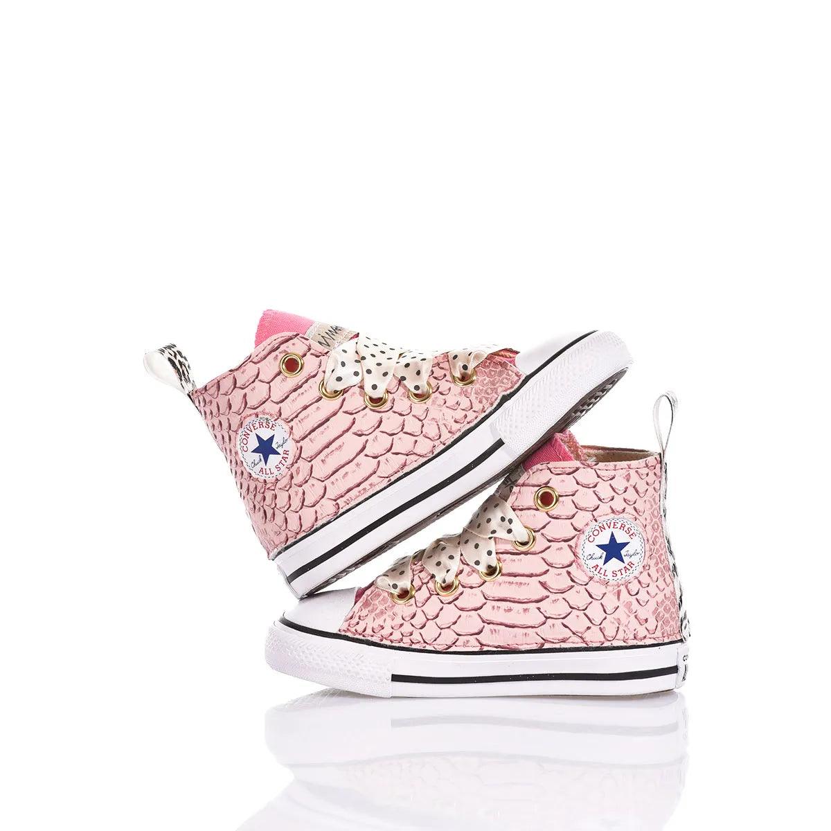 Sneakers rosa effetto squame per bambini, ideali per look premaman alla moda.