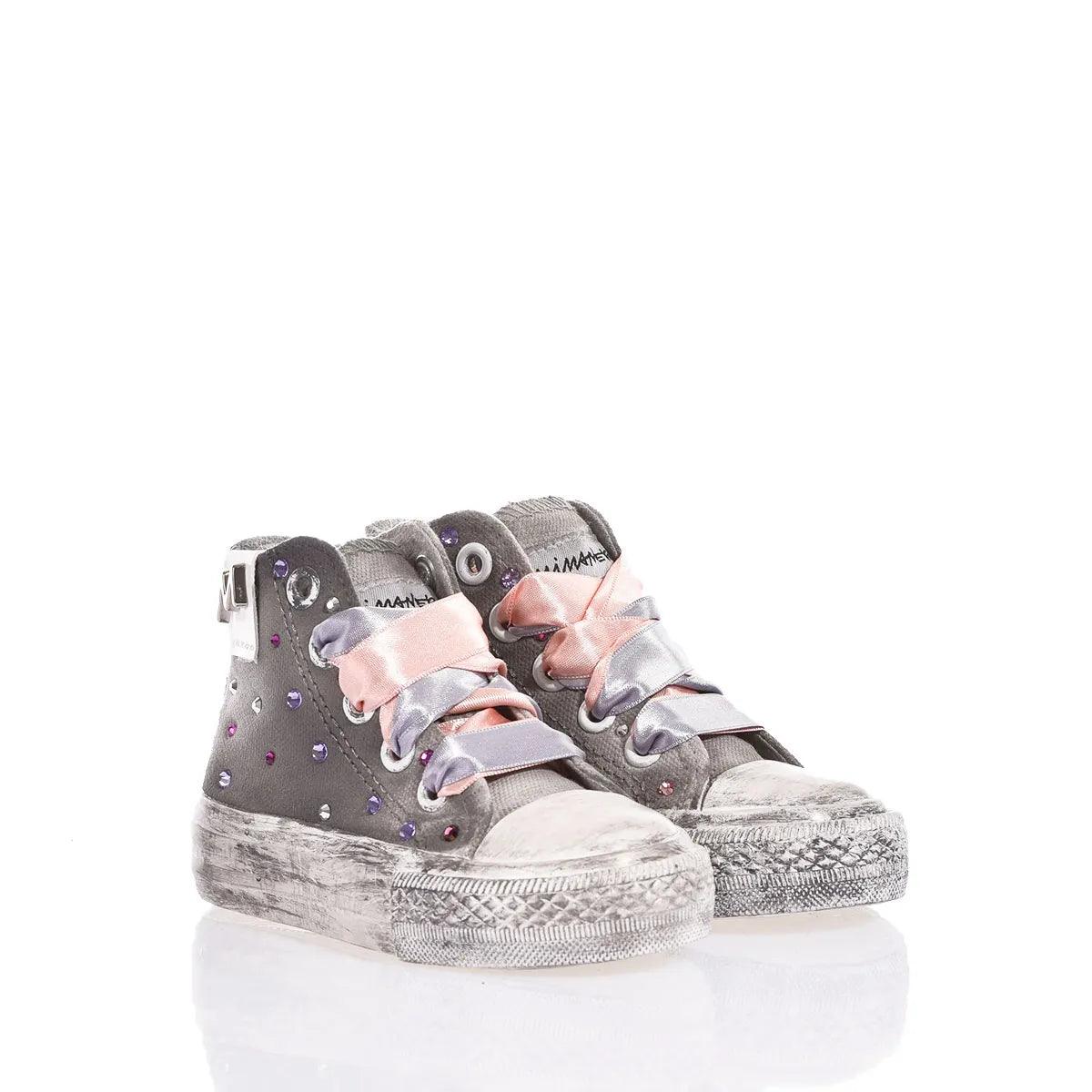 Sneakers grigie alte con dettagli gioiello e lacci in raso, ideale per look premaman alla moda.