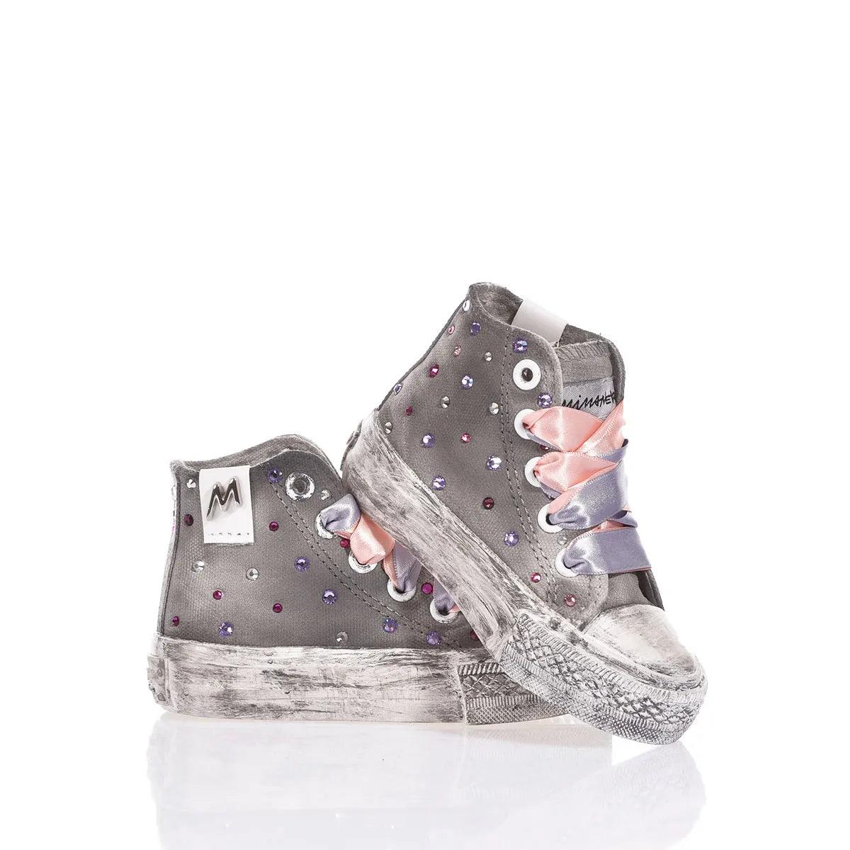 Sneakers grigie con strass colorati e lacci in raso, moda premaman trendy