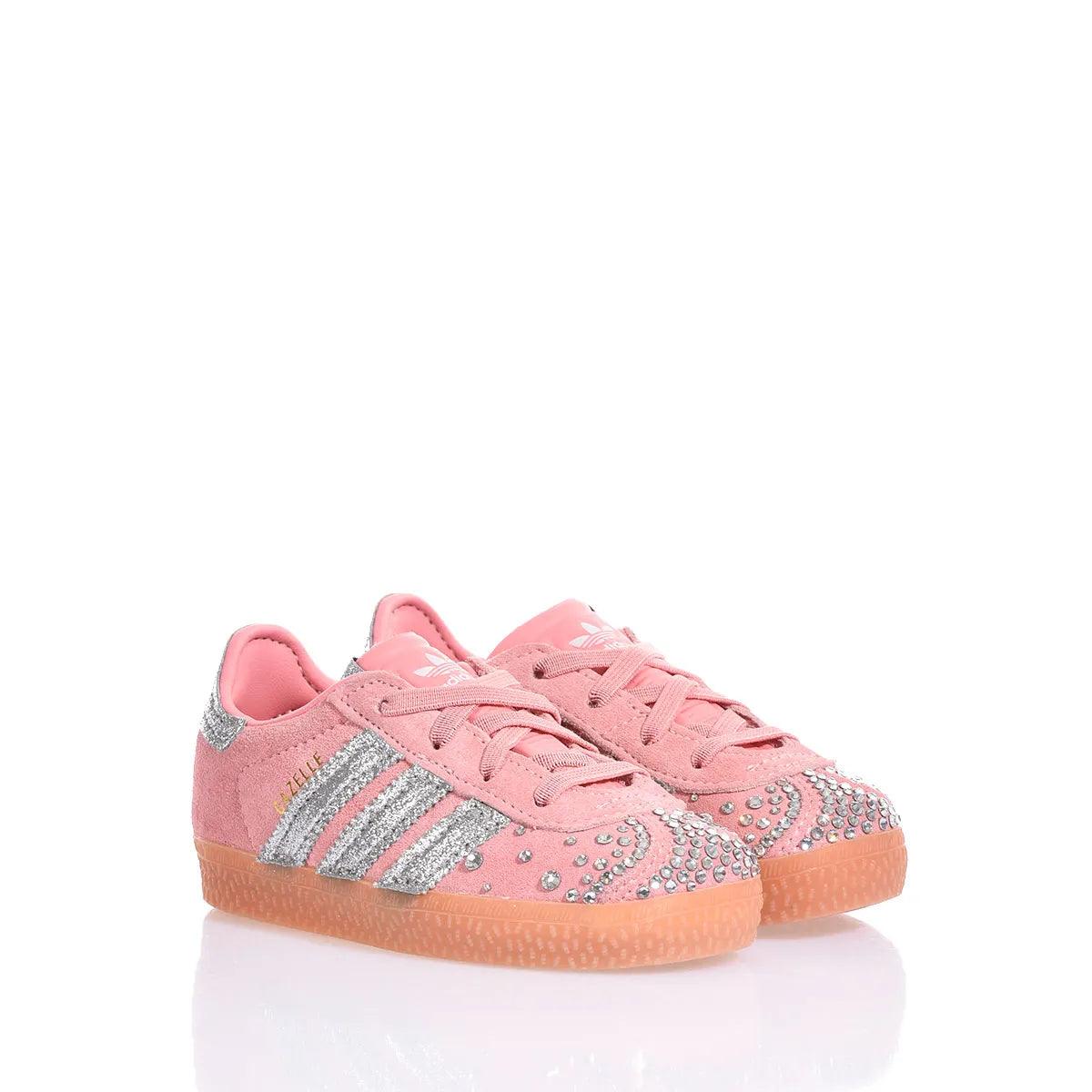 Sneakers rosa glitterate con strass, dettagli argento e suola in gomma trasparente.