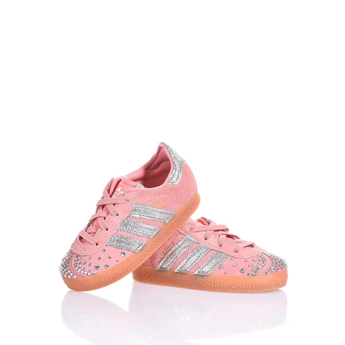 Scarpe sportive rosa da bambina con glitter argentati e dettagli strass, suola gomma chiara.
