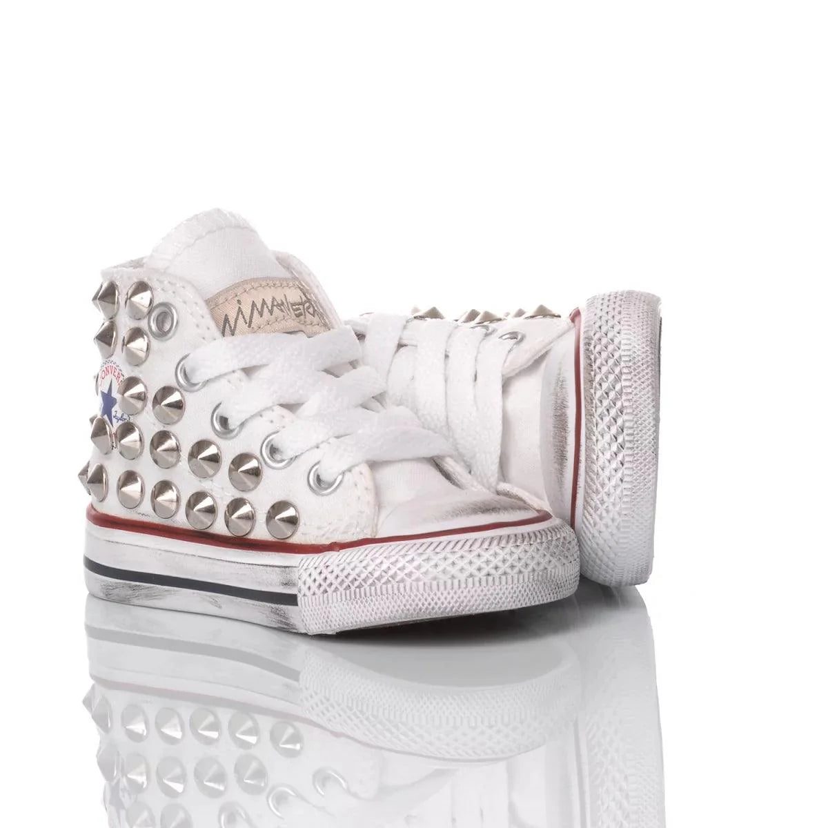 Scarpe neonato bianche con borchie, coordinate per abbigliamento premaman moderno