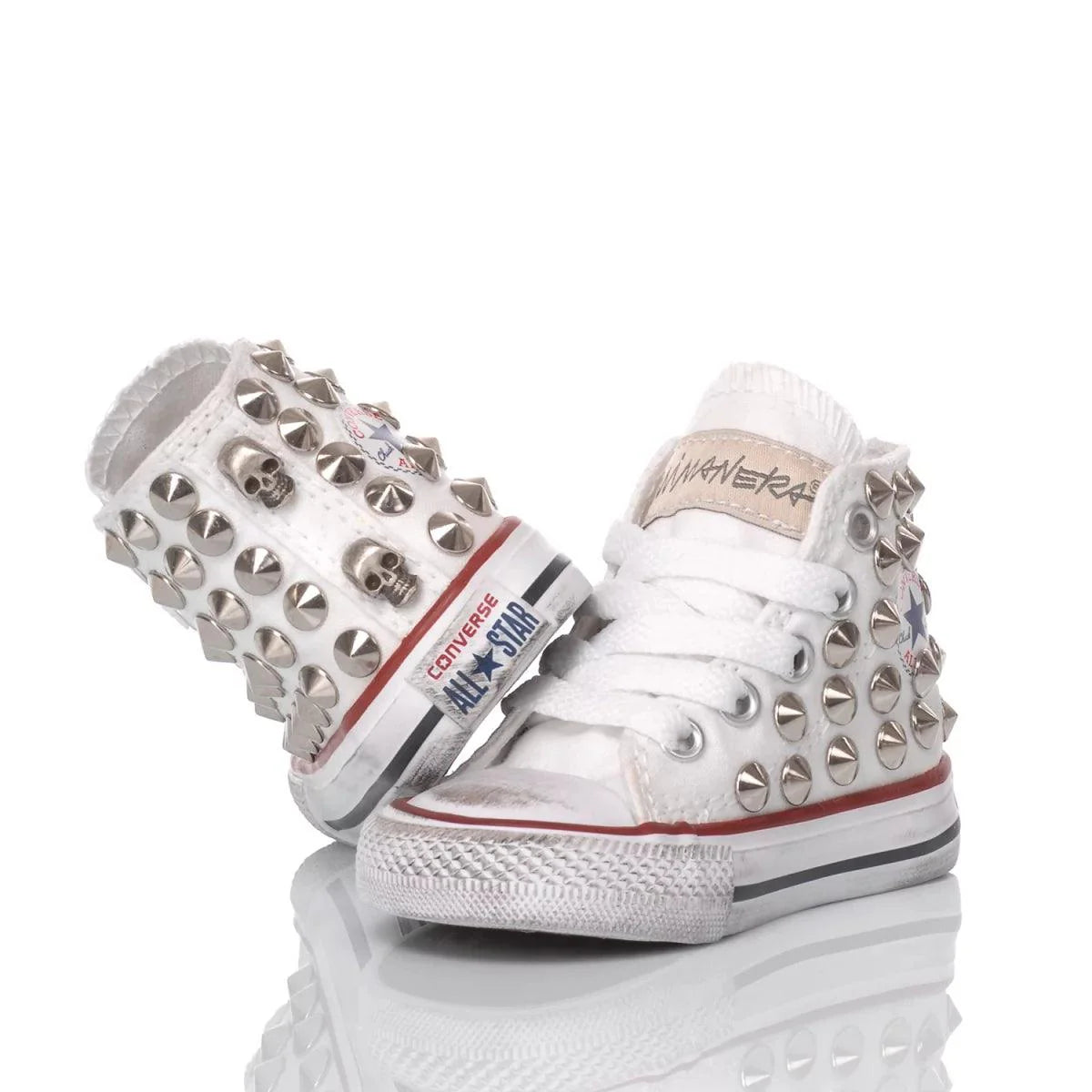 Scarpe Converse bianche con borchie argentate, moda streetwear, calzature trendy.