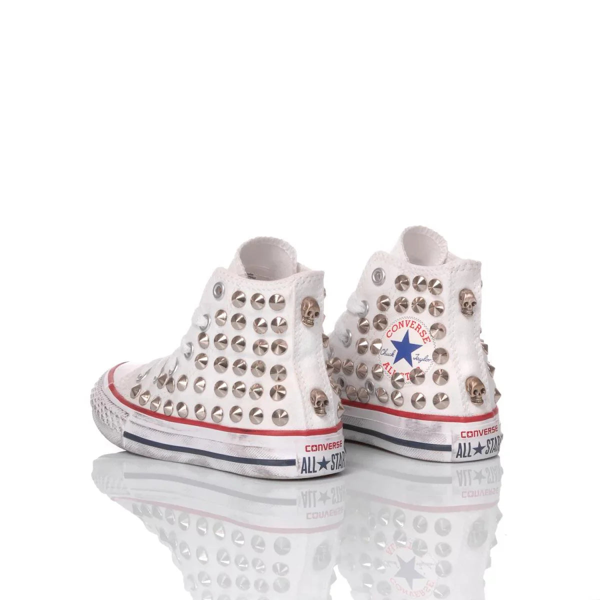 Sneakers bianche con borchie argento, ideale per look casual premaman alla moda