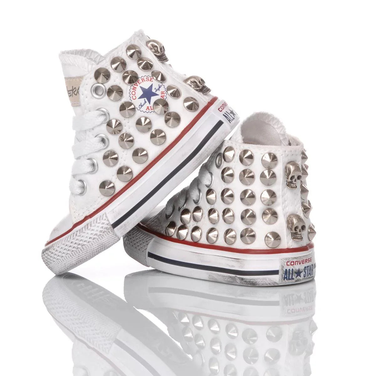 Scarpe sportive bianche con borchie, adatte a look casual premaman alla moda