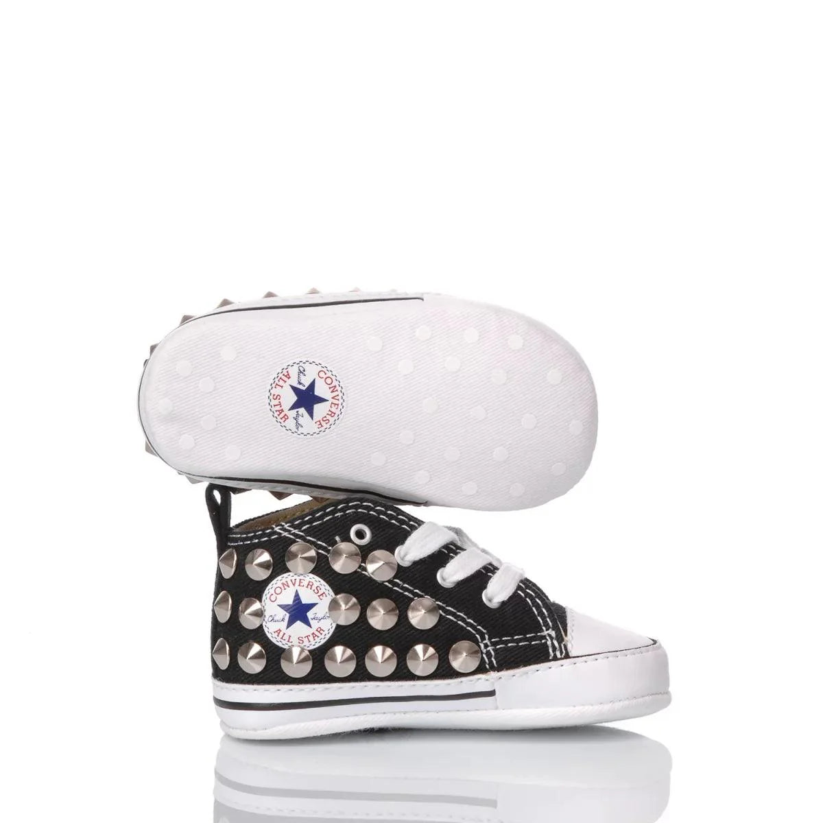Scarpe neonato nere con borchie, ideali per look premaman alla moda e abbigliamento bambino