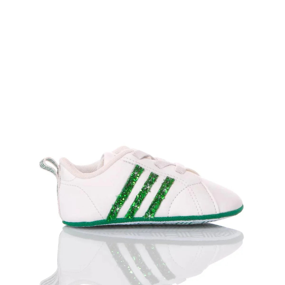 Scarpetta neonata bianca con dettagli verdi glitter ideale per outfit premaman e neonato