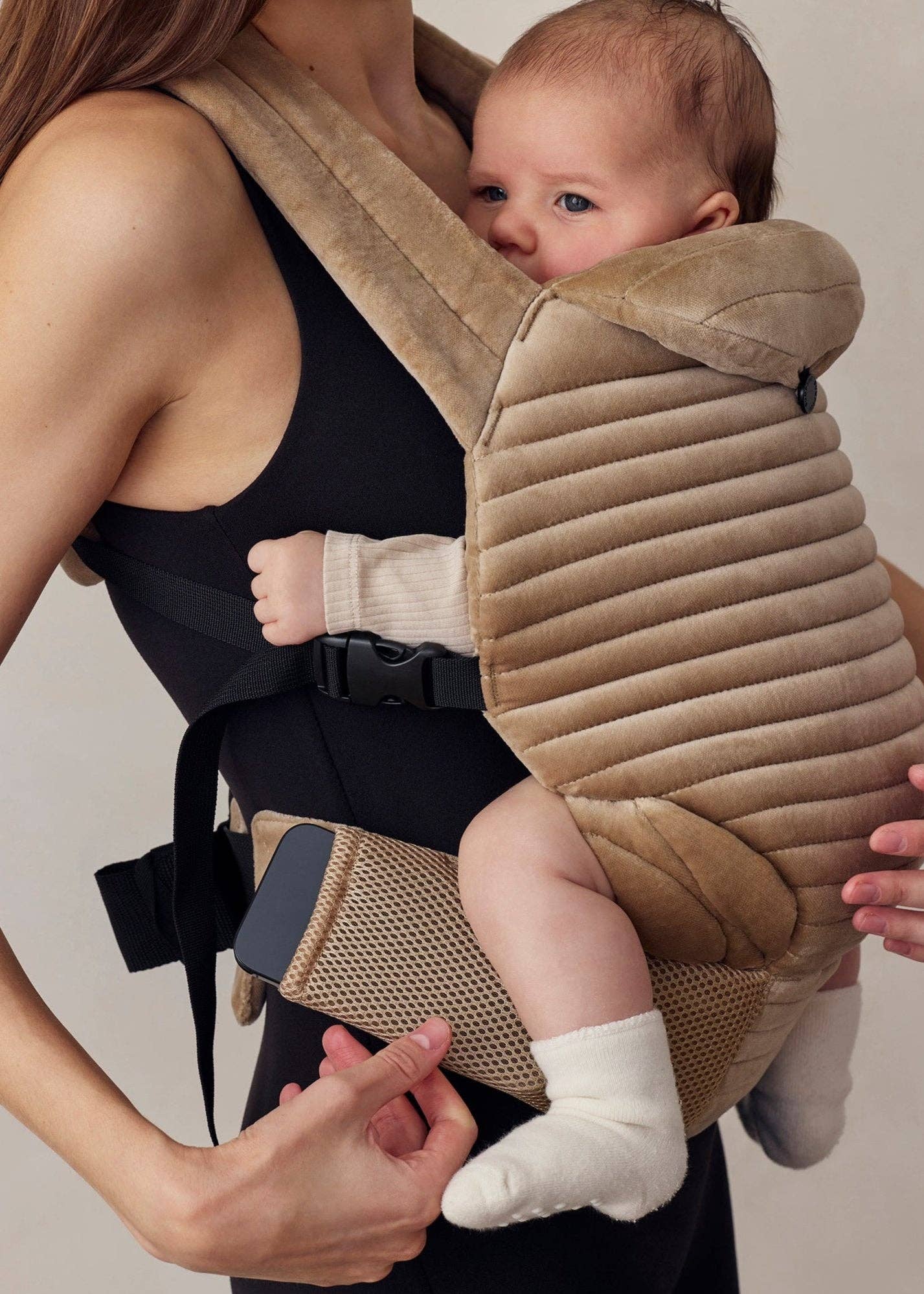 Accessorio premaman: marsupio porta bebè beige imbottito, ideale per maternità e comfort neonato