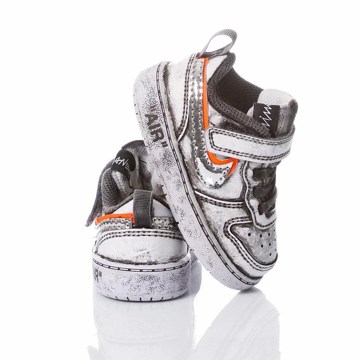 Scarpe bambino sportive bianche e grigie, ideali per abbigliamento premaman neonato