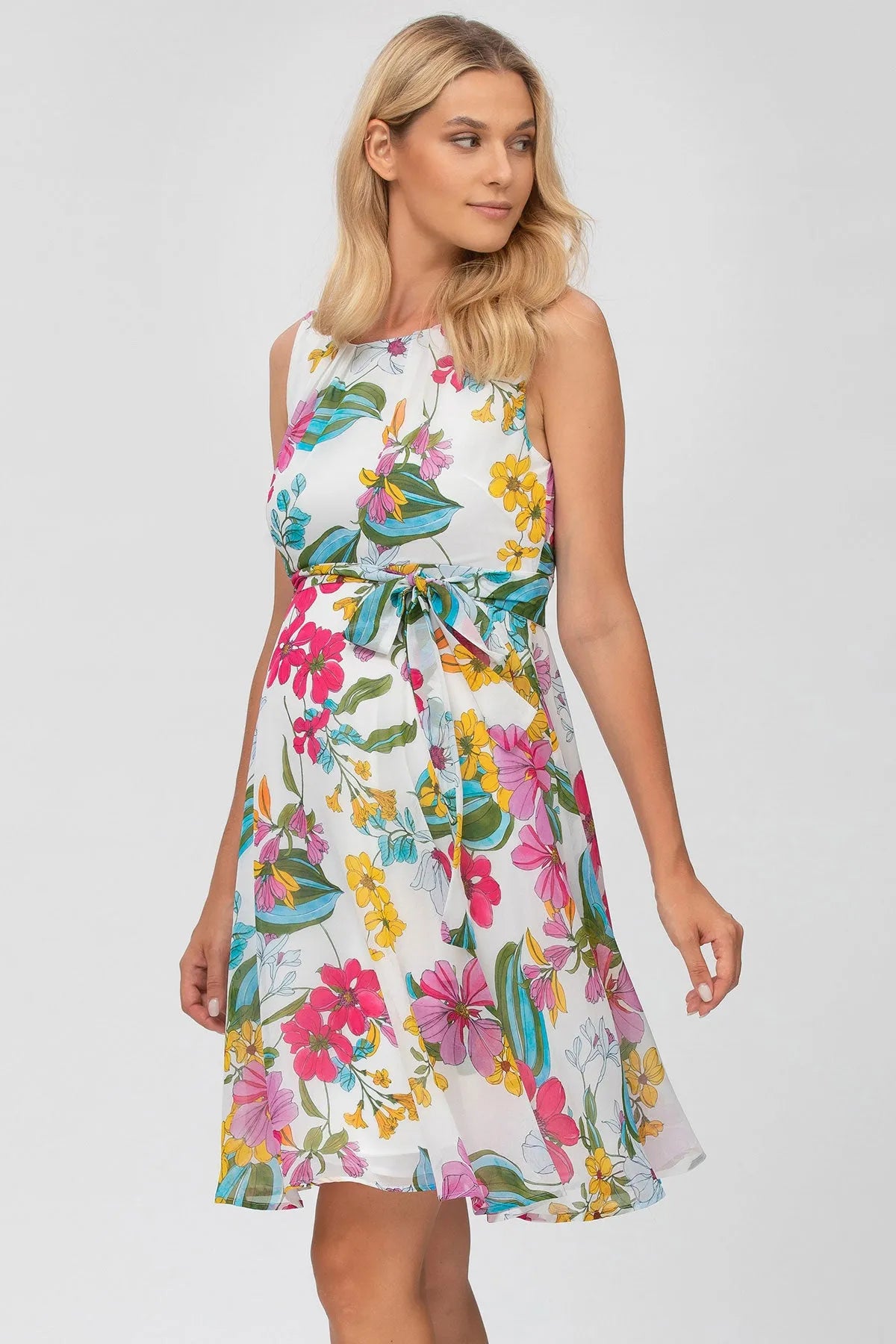Abito premaman corto in chiffon bianco con stampa floreale colorata e cintura in vita.