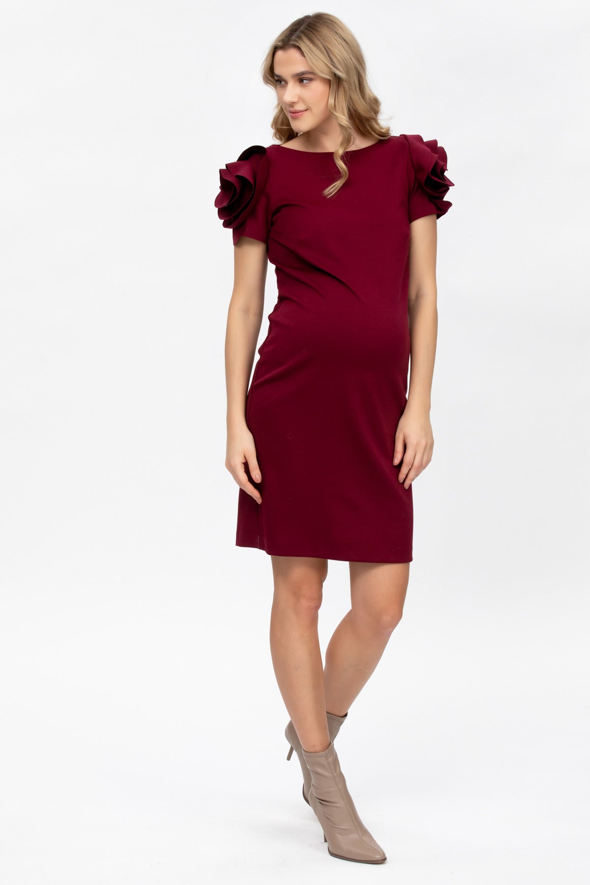 Abito premaman elegante bordeaux con maniche a volant, donna incinta, sfondo bianco