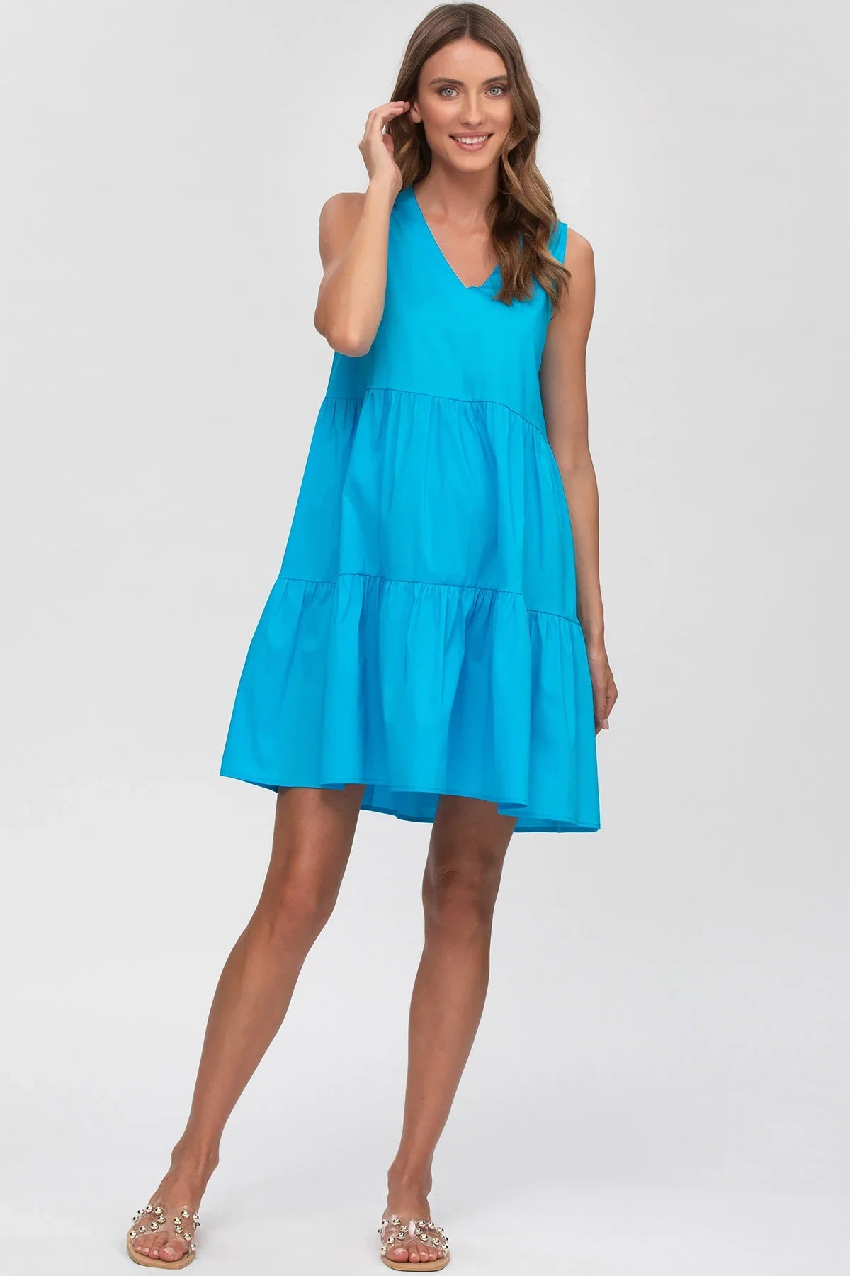 Modella con abito premaman azzurro senza maniche, vestibilità comoda ed elegante.