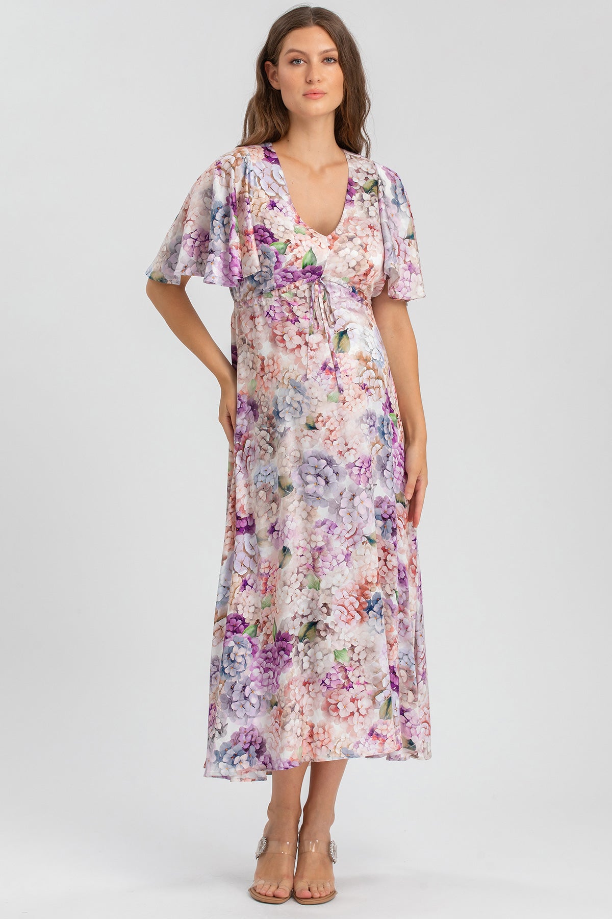 Abito premaman lungo a fiori, elegante e comodo, con maniche ampie e scollo a V.