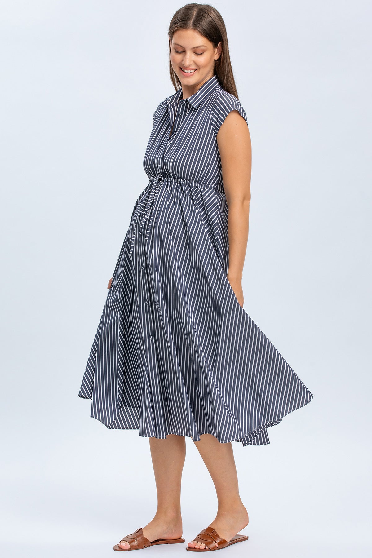 Abito premaman a righe blu senza maniche, gonna ampia, stile elegante e confortevole.