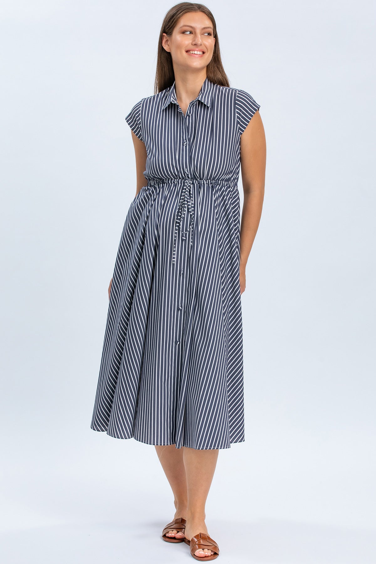 Abito premaman a righe blu e bianche, con cintura regolabile e colletto, moda maternità elegante.